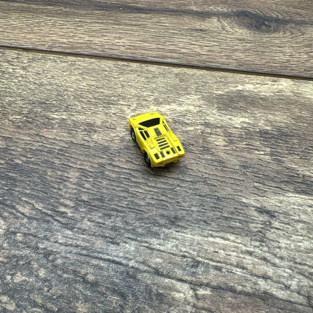 Vintage Lamborghini Countach Yellow 1988 Funrise MISSING‎ back WING